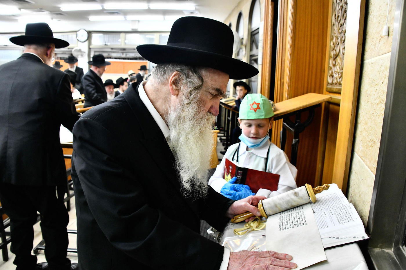 הגאון רבי מרדכי גרוס בקריאת המגילה