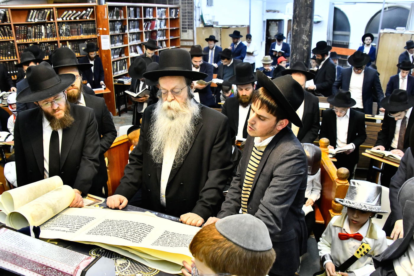 הגאון רבי שלמה קנייבסקי בקריאת המגילה