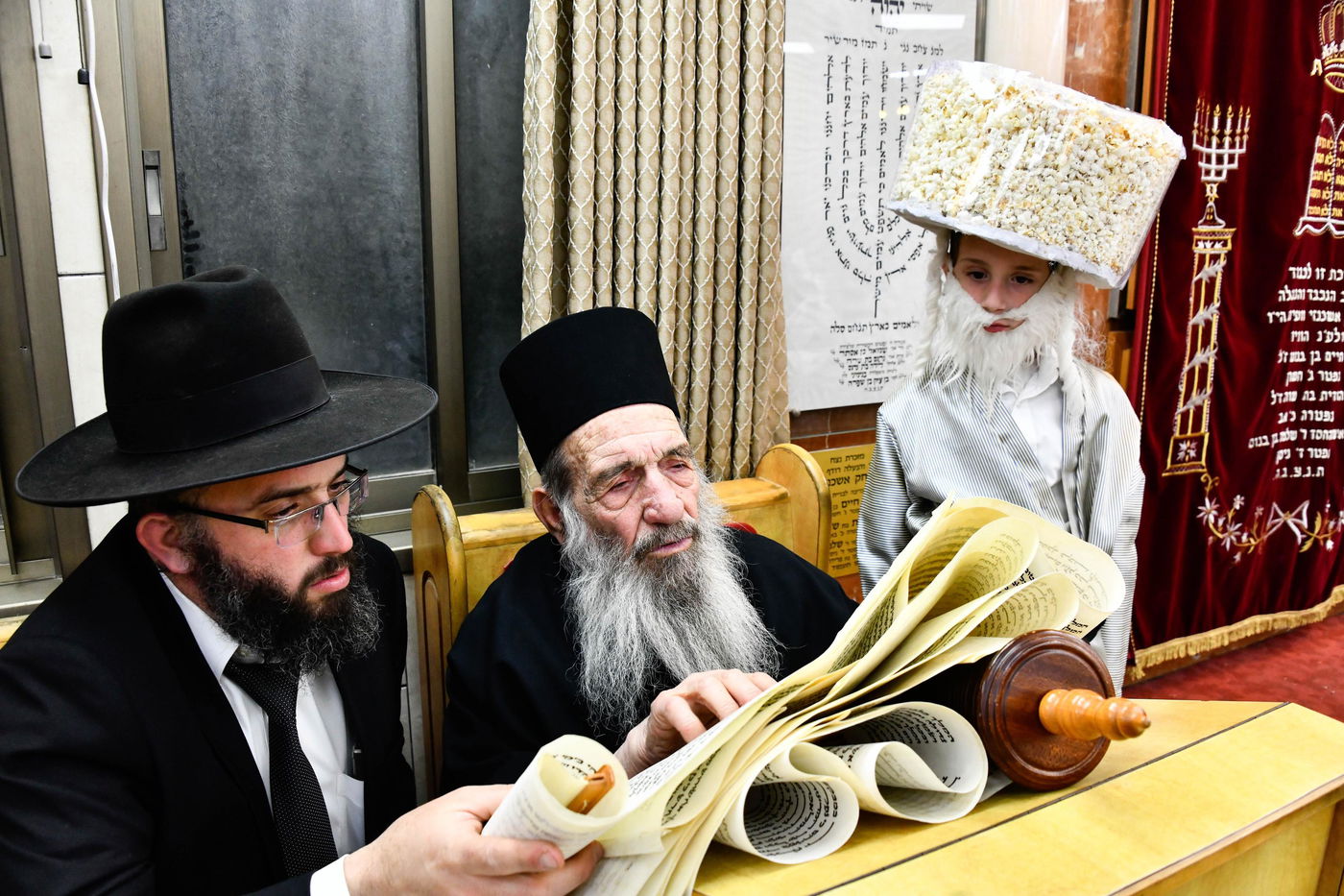 הגאון רבי ניסים בן שמעון בקריאת המגילה