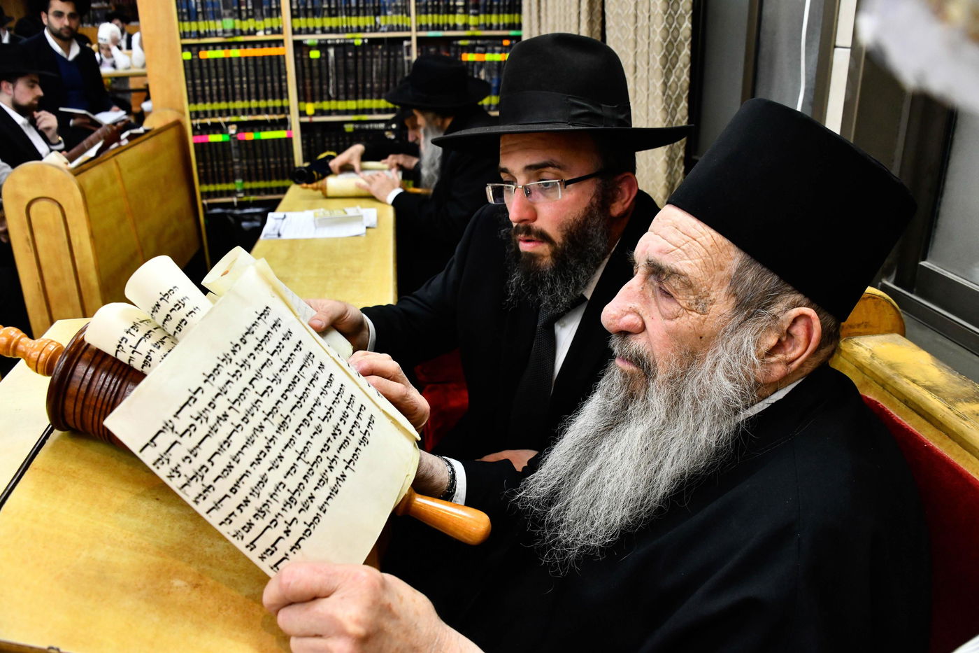 הגאון רבי ניסים בן שמעון בקריאת המגילה