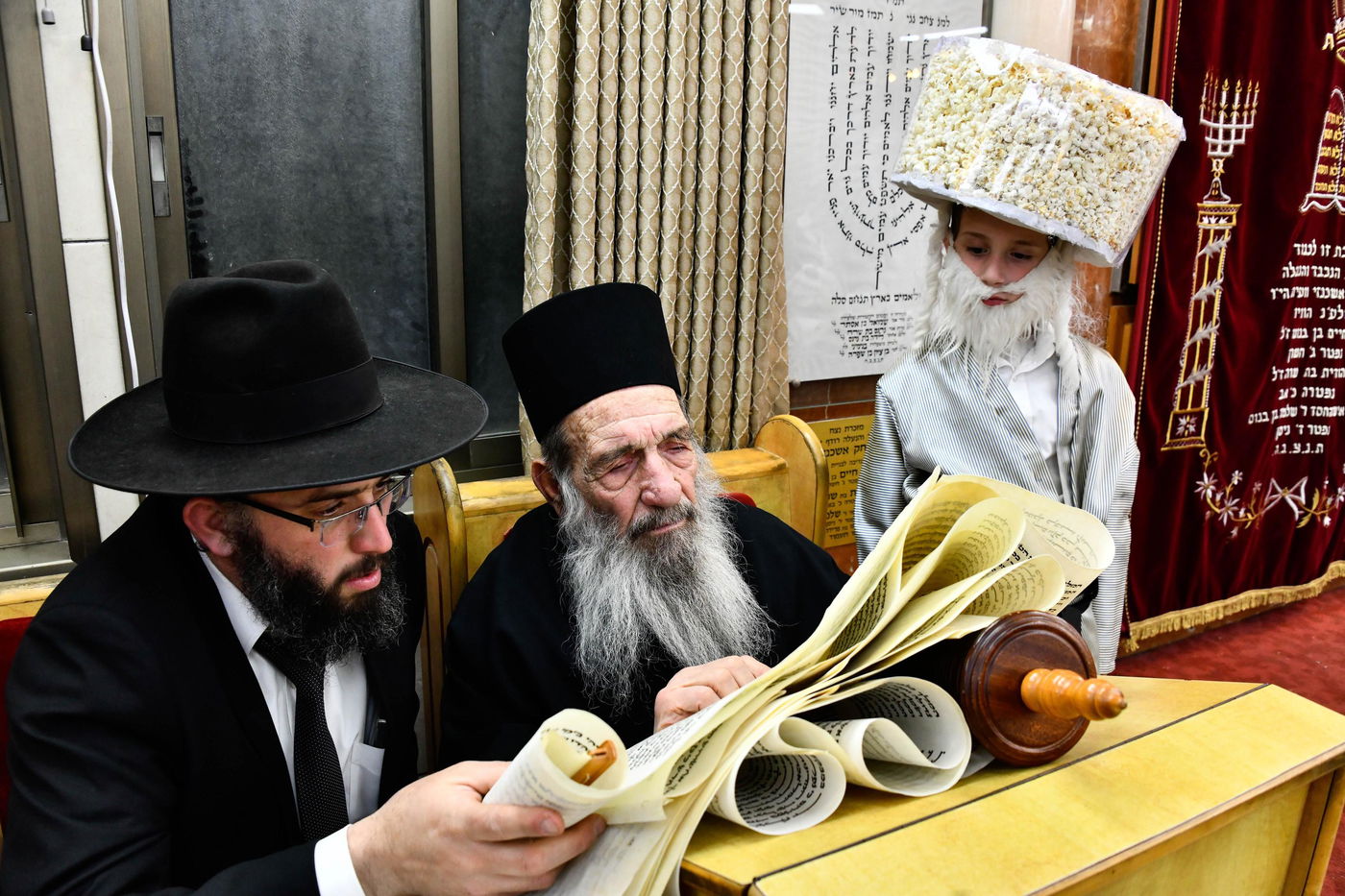 הגאון רבי ניסים בן שמעון בקריאת המגילה