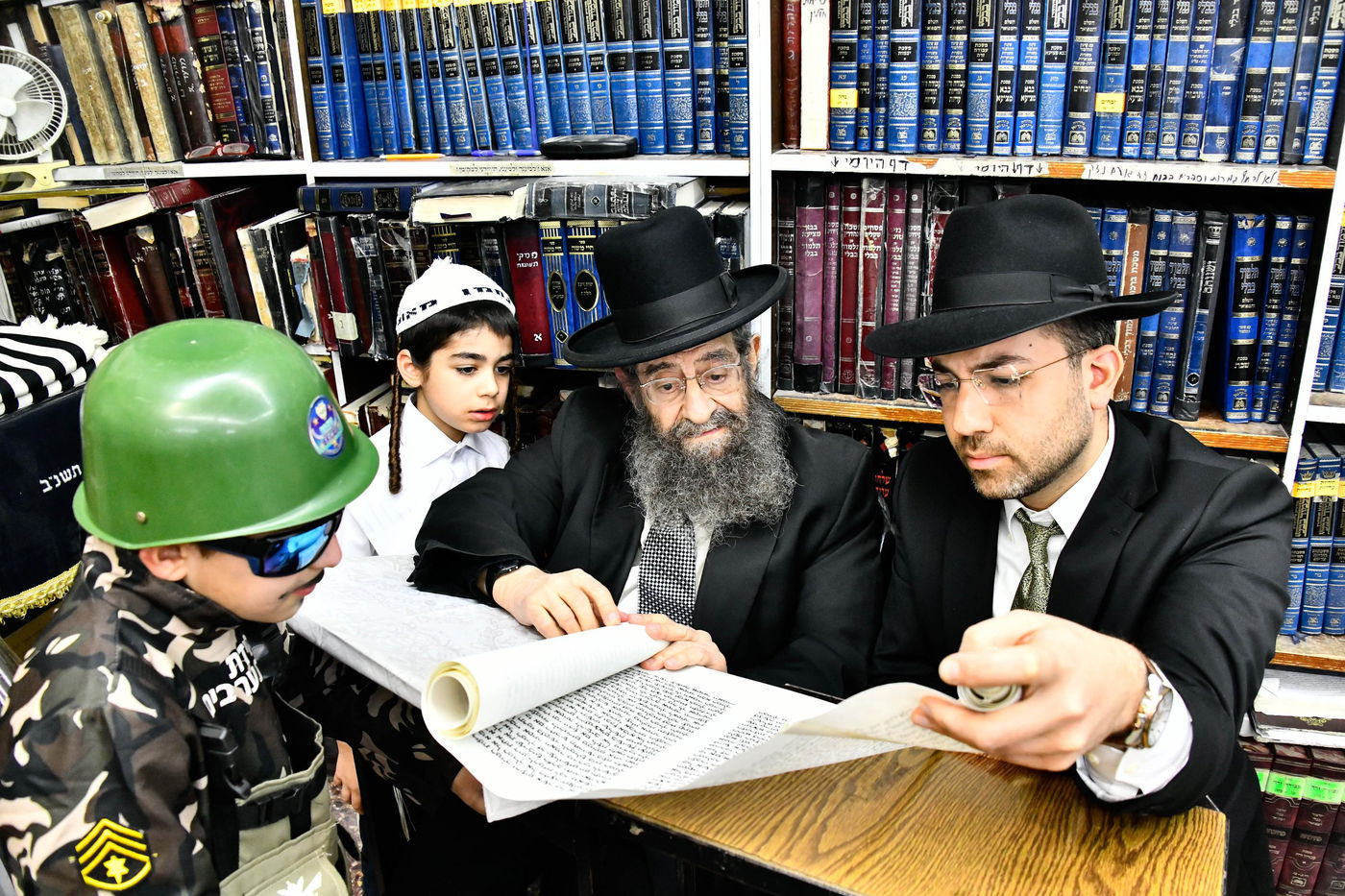 הגאון רבי מסעוד בן שמעון בקריאת המגילה