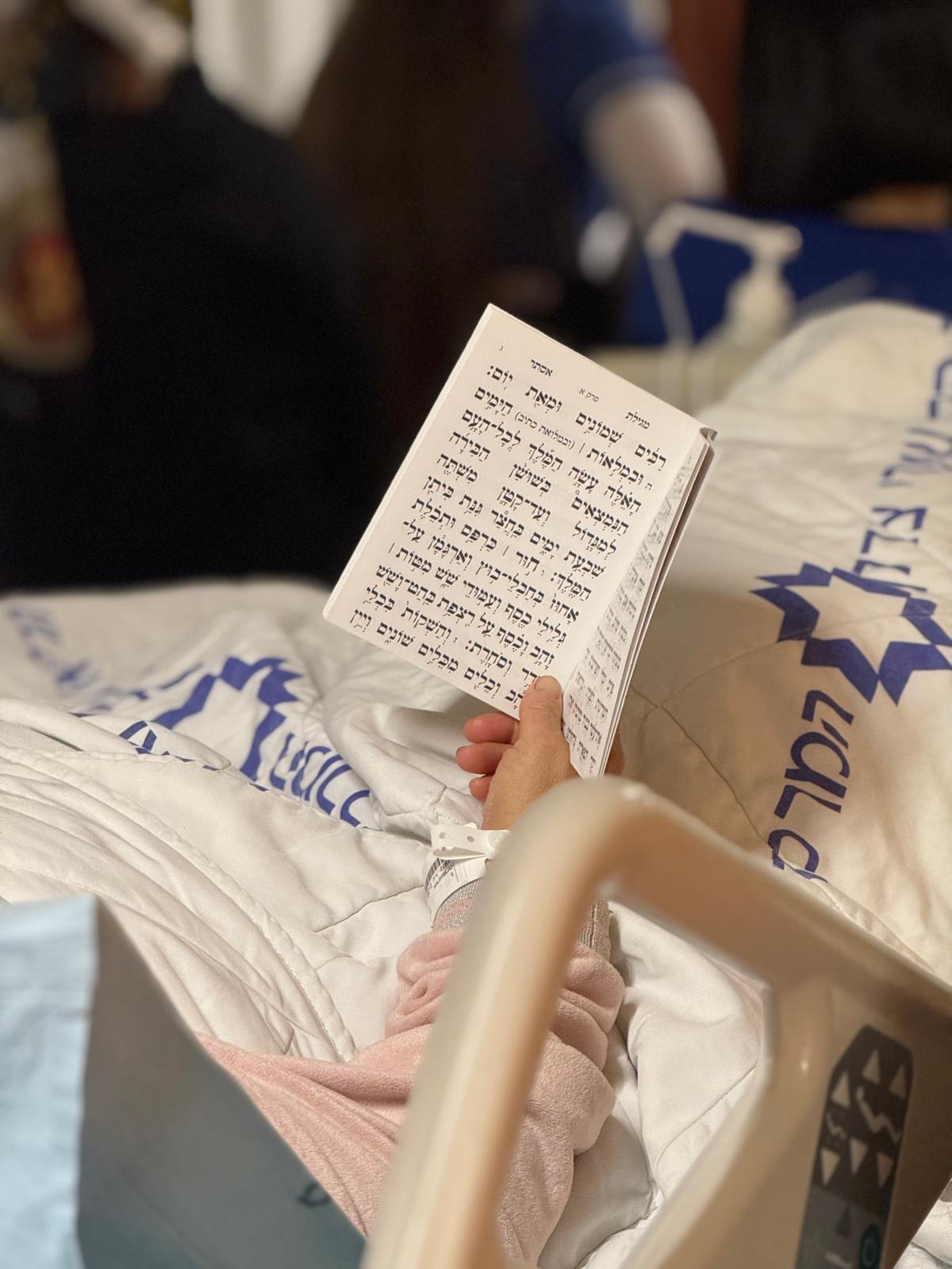 שושן פורים כבר כאן: בחניון תת-קרקעי - הירושלמים התקבצו לשמוע מגילה | תיעוד