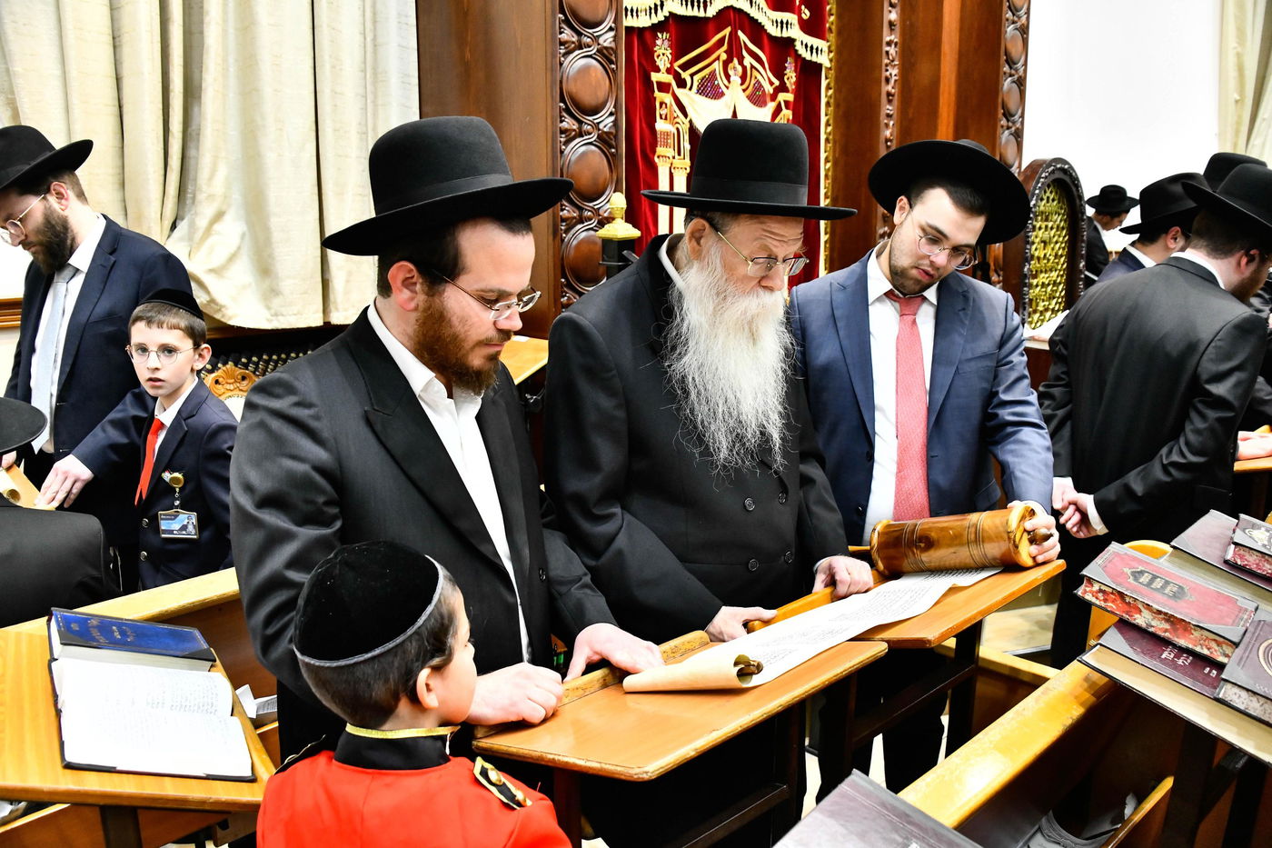 קריאת המגילה בהיכל ישיבת סלבודקה