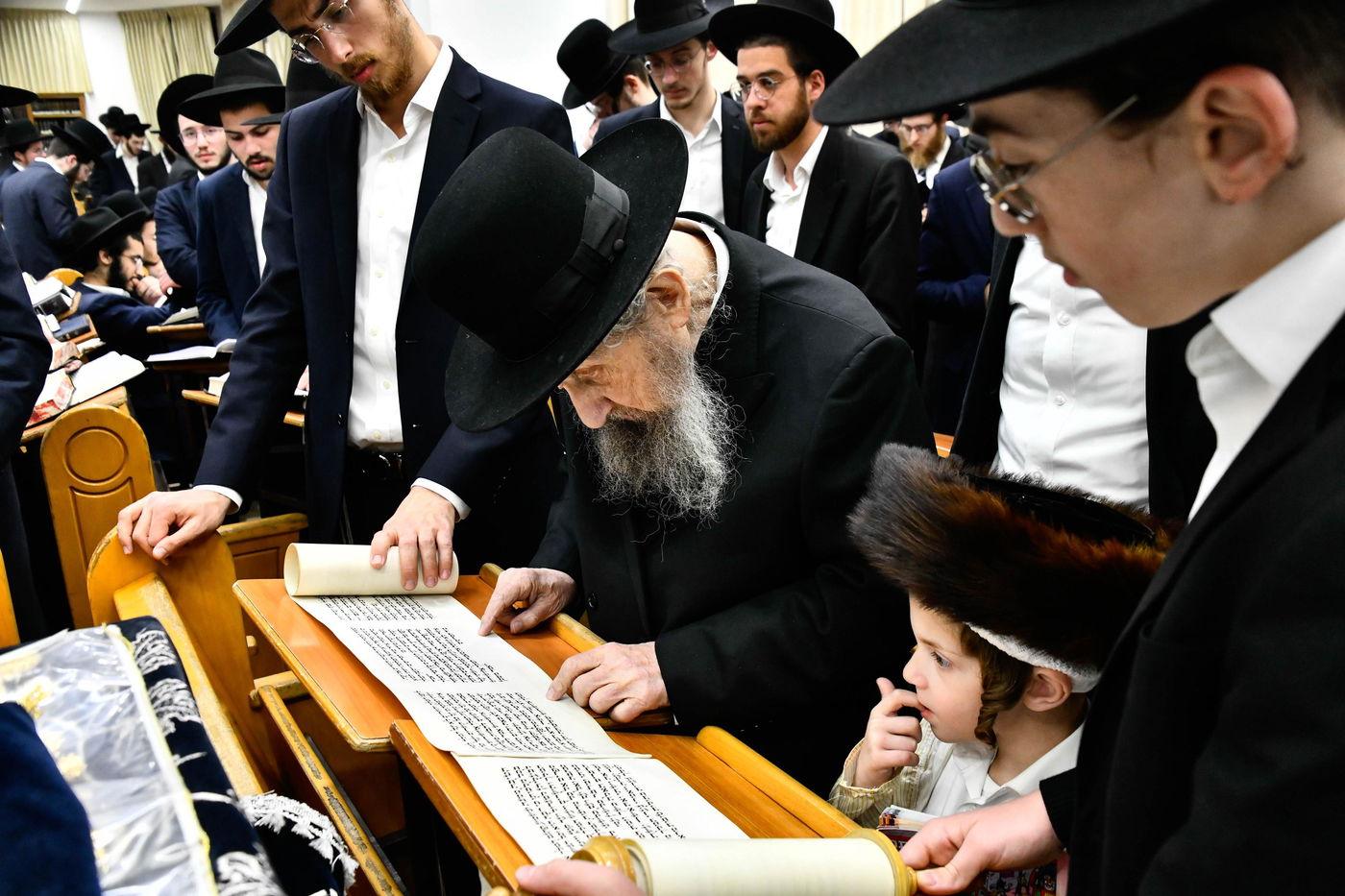 קריאת המגילה בהיכל ישיבת סלבודקה