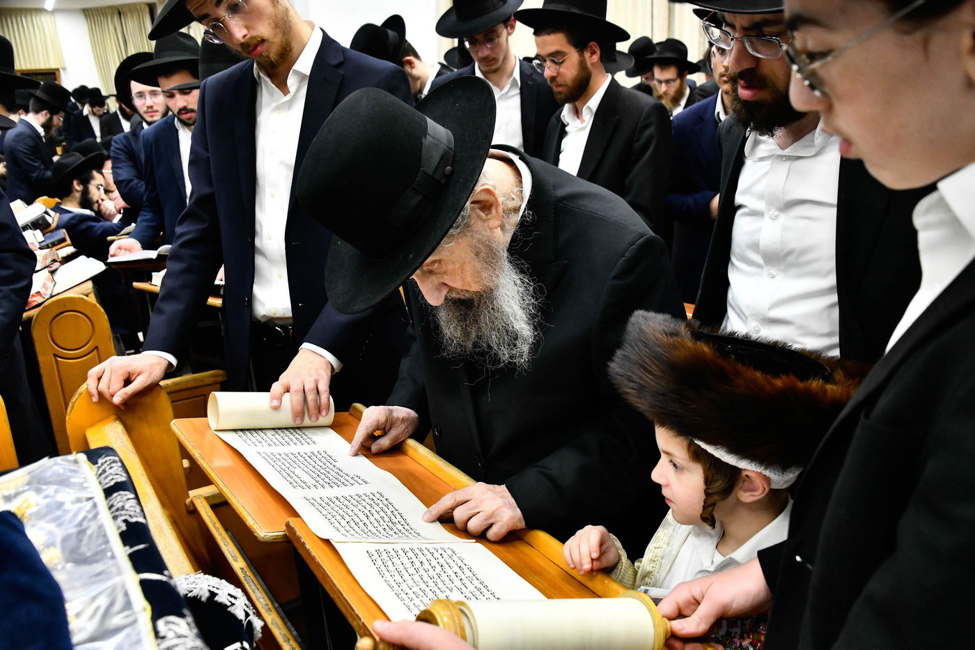 קריאת המגילה בהיכל ישיבת סלבודקה