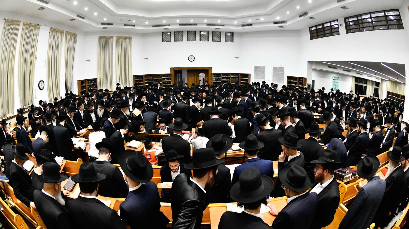 קריאת המגילה בהיכל ישיבת סלבודקה