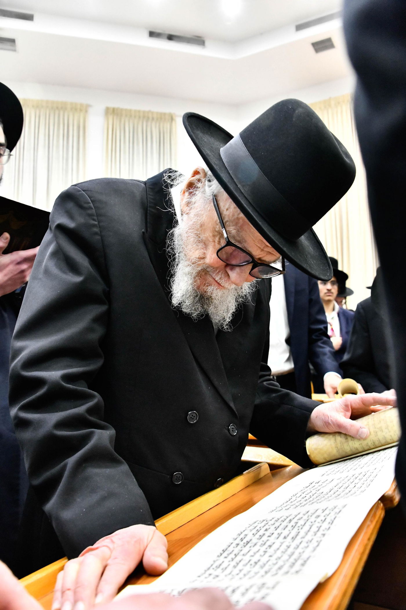 קריאת המגילה בהיכל ישיבת סלבודקה