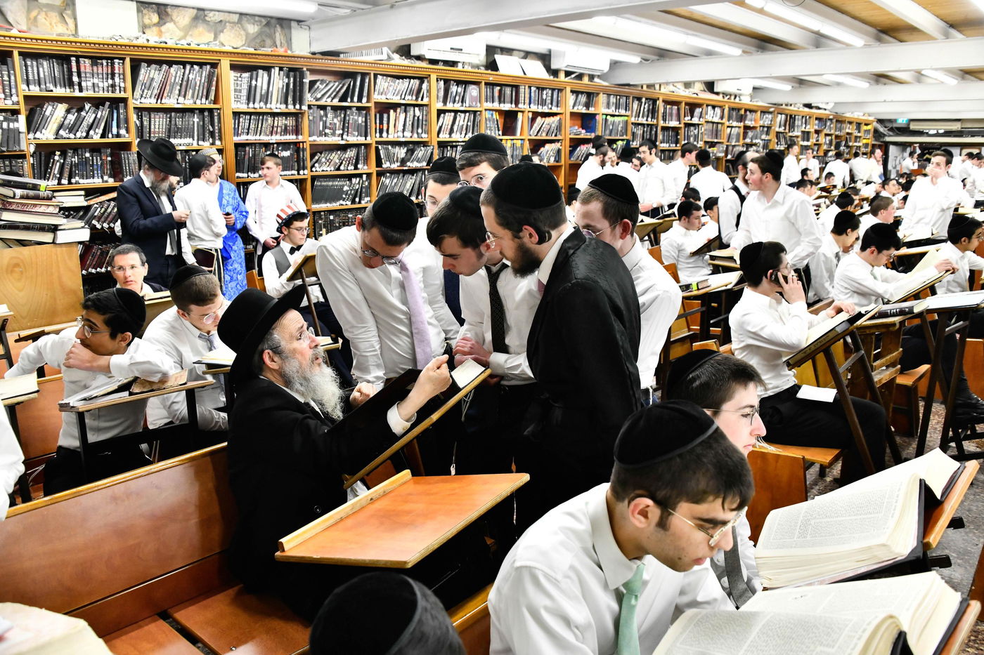 ליל פורים בישיבת פוניבז'