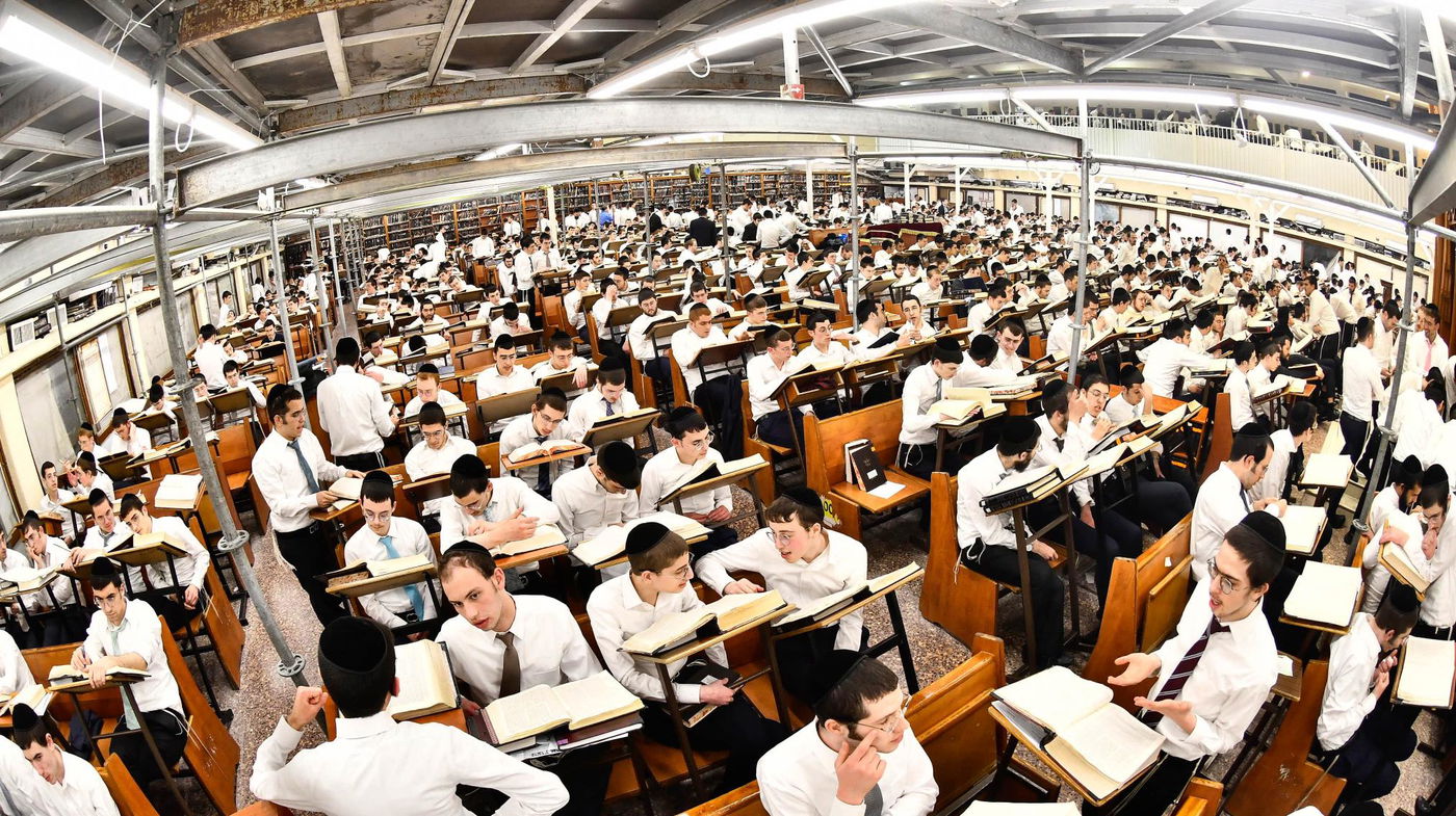 ליל פורים בישיבת פוניבז'