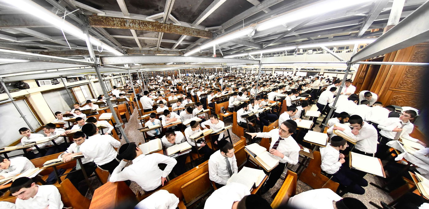 ליל פורים בישיבת פוניבז'