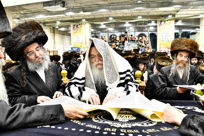 האדמו"ר מדארג בקריאת המגילה