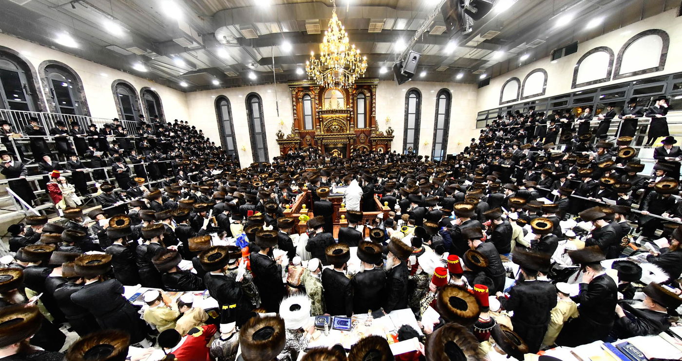 האדמו"ר מדארג בקריאת המגילה