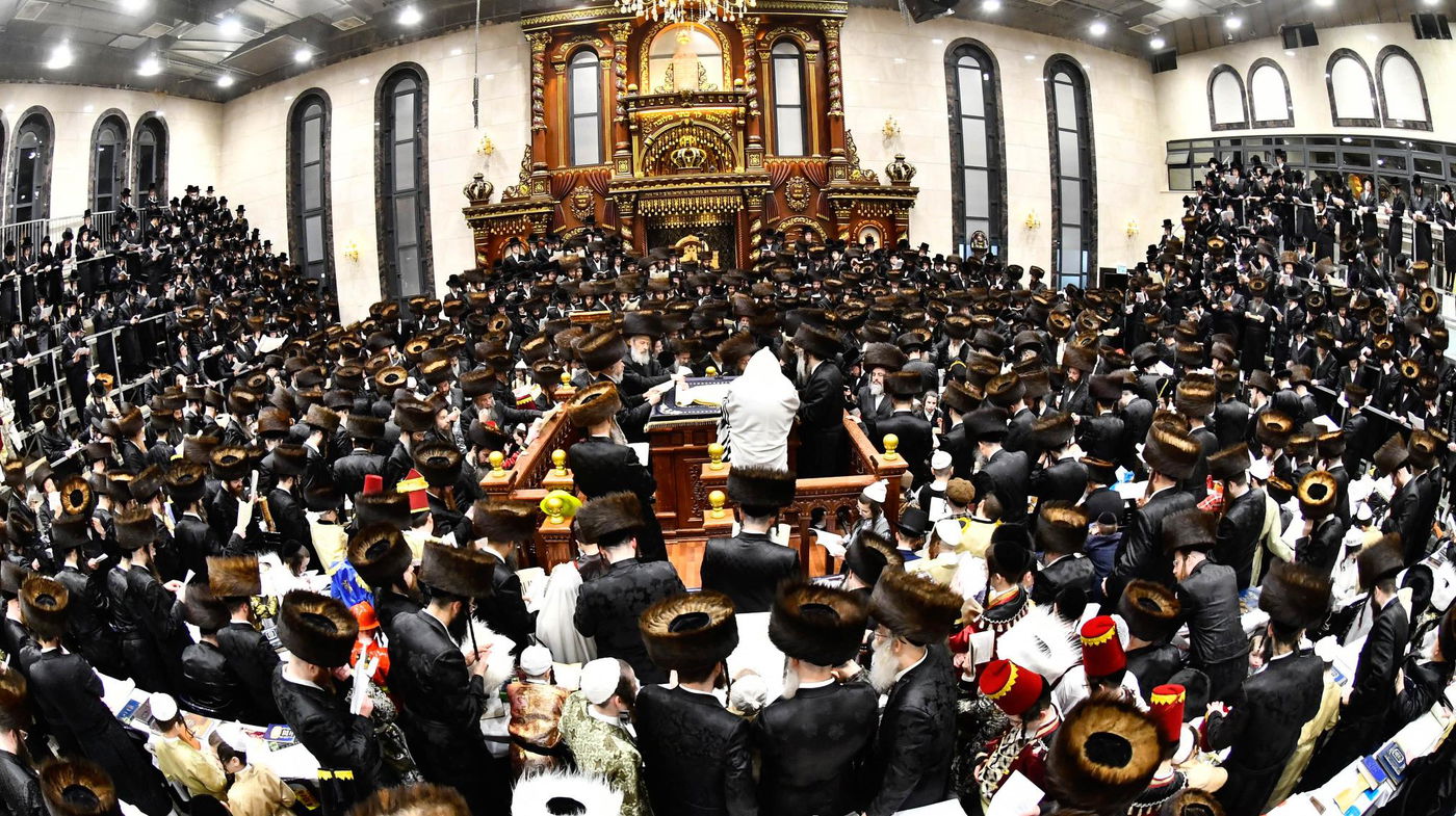 האדמו"ר מדארג בקריאת המגילה