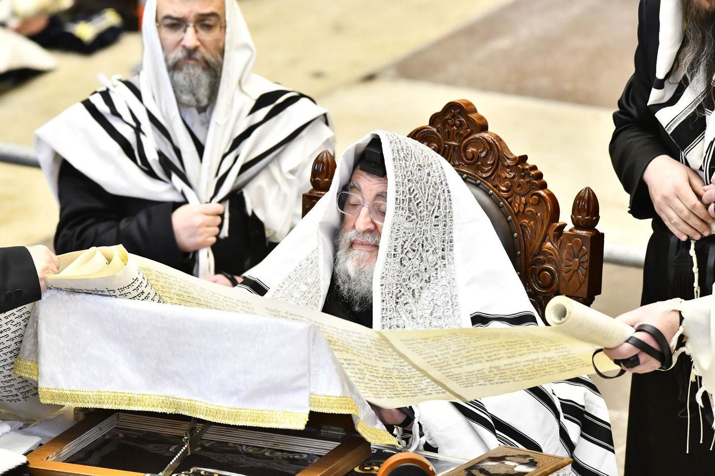 האדמו"ר מויז'ניץ בקריאת המגילה