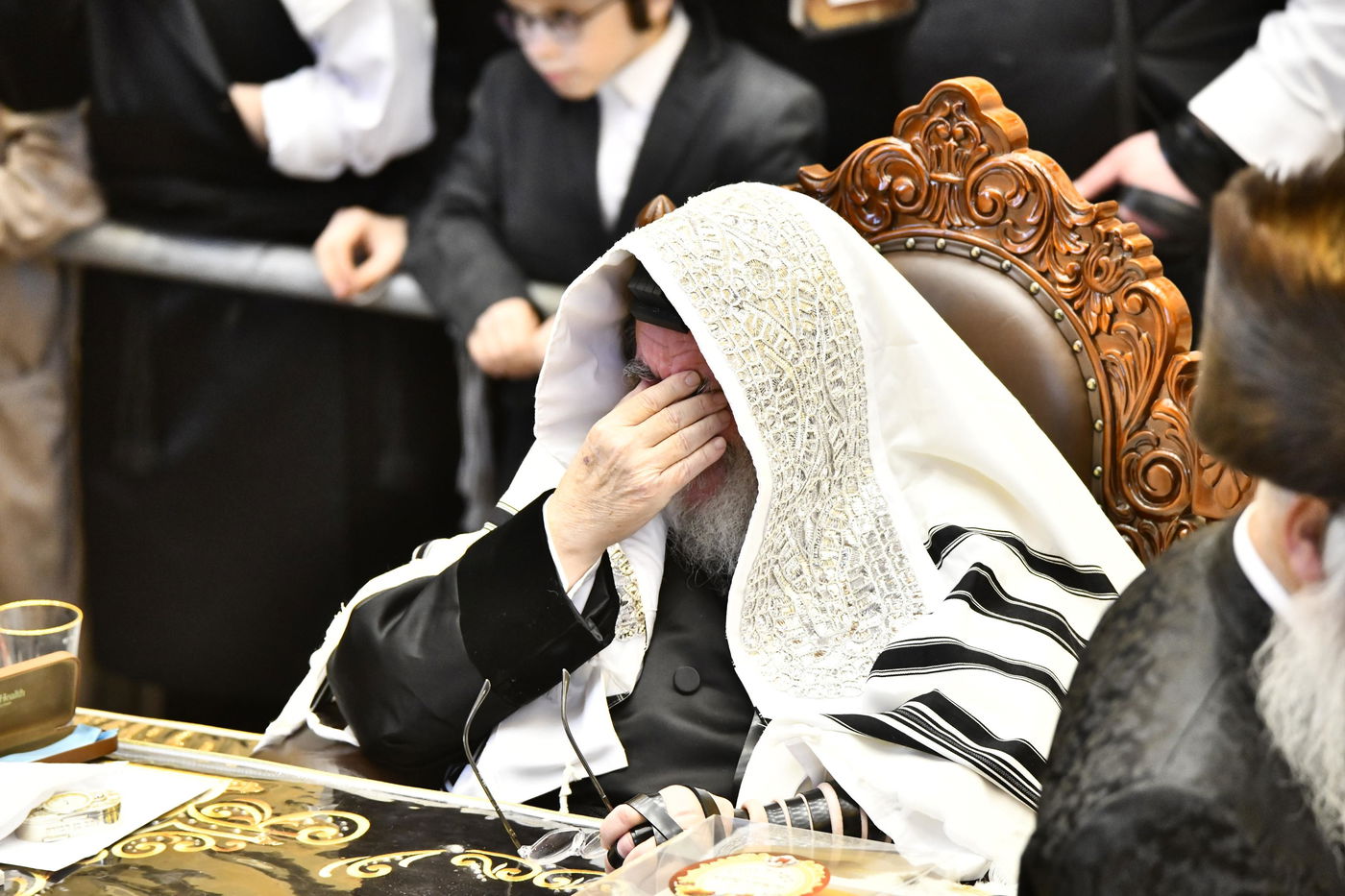 האדמו"ר מויז'ניץ בקריאת שמע עם תפילין דר"ת