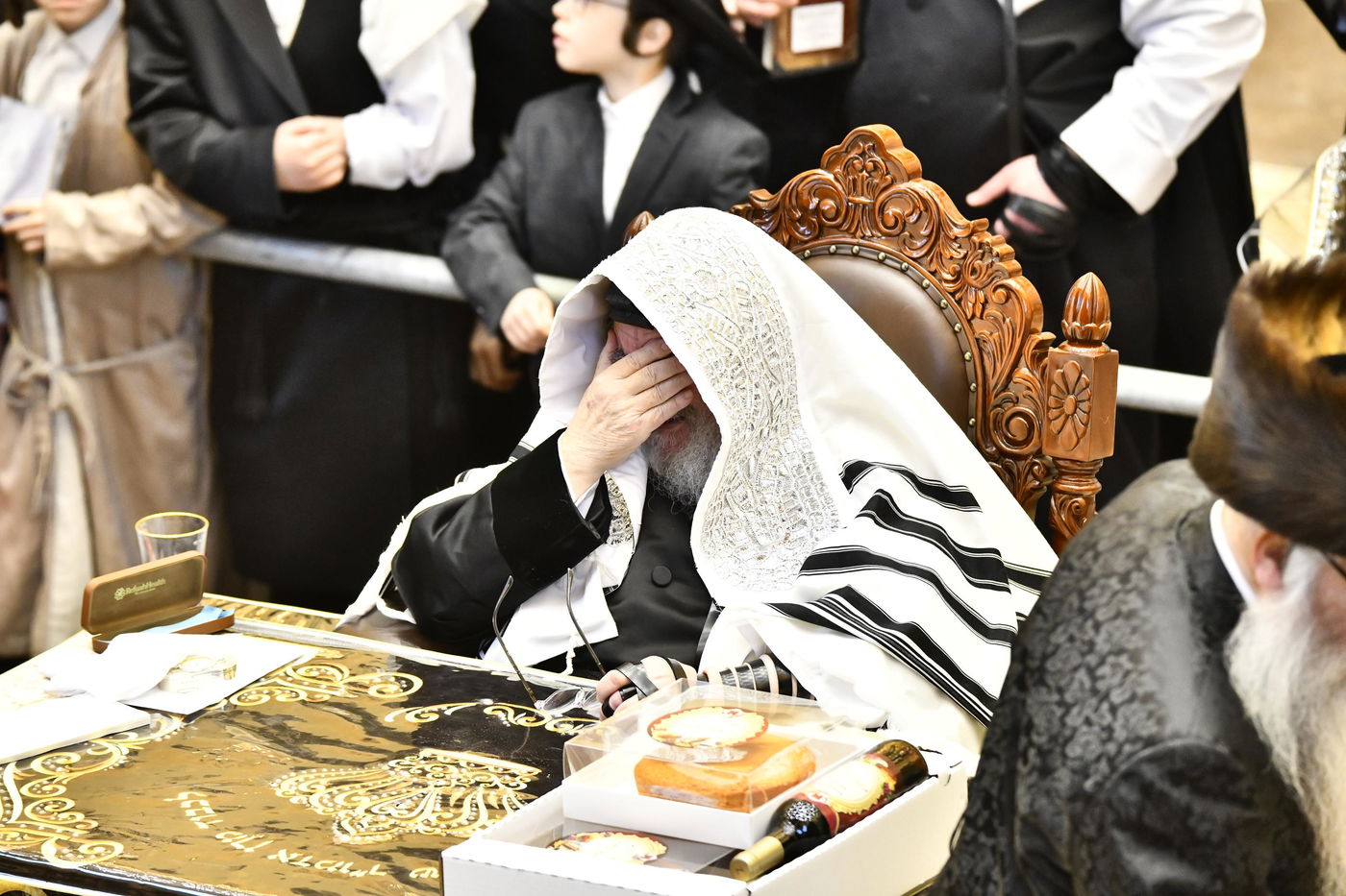 האדמו"ר מויז'ניץ בקריאת שמע עם תפילין דר"ת