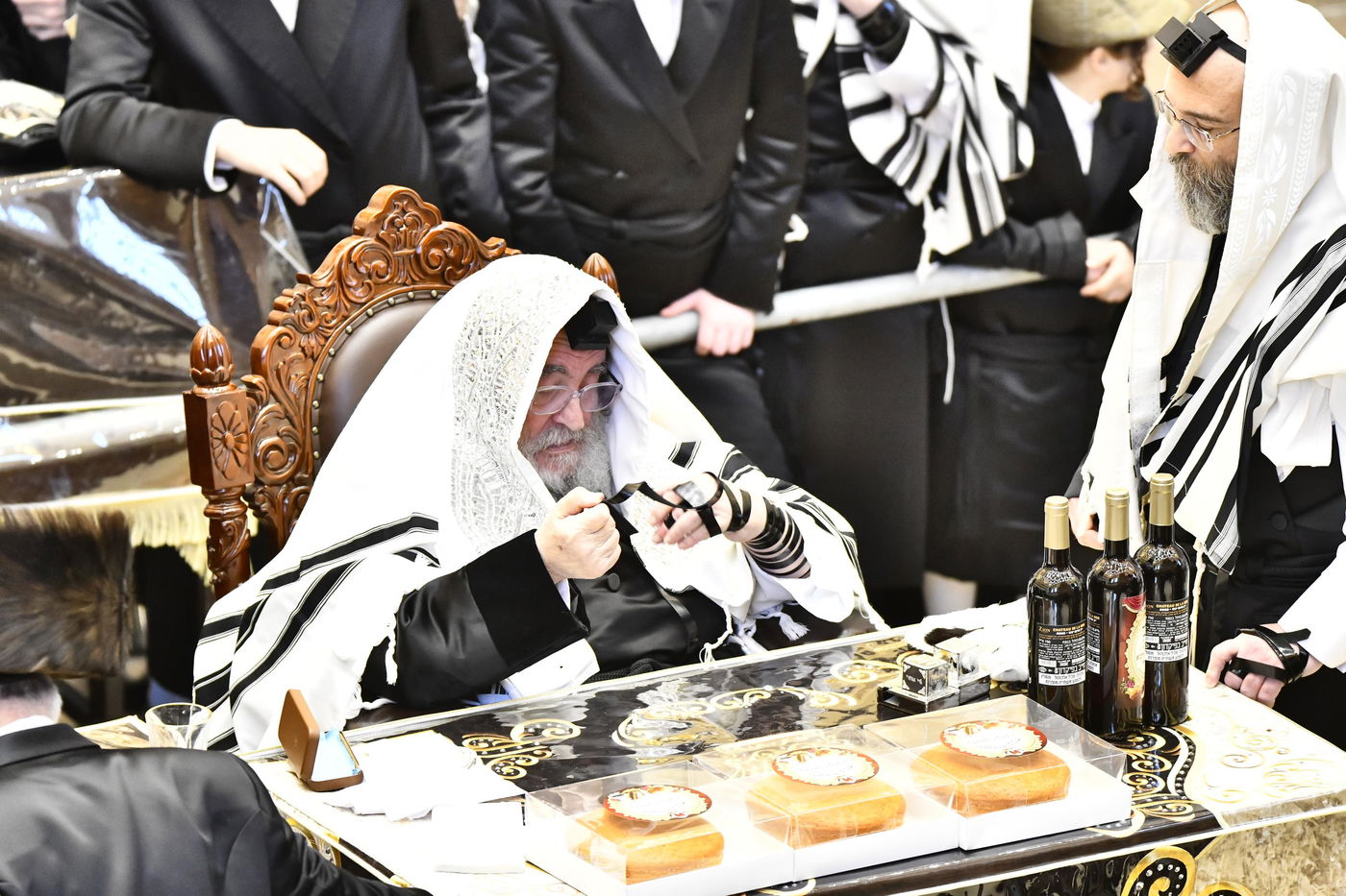 האדמו"ר מויז'ניץ בחליצת התפילין