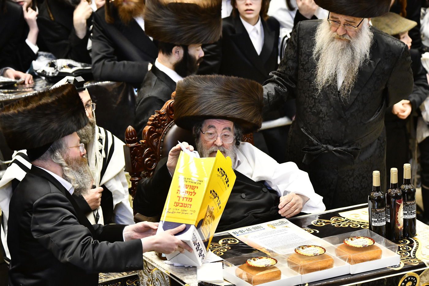 האדמו"ר מויז'ניץ במתנות לאביונים