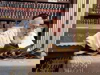 קריאת המגילה במעונו של הראשון לציון הגאון רבי יצחק יוסף | צפו בתיעוד