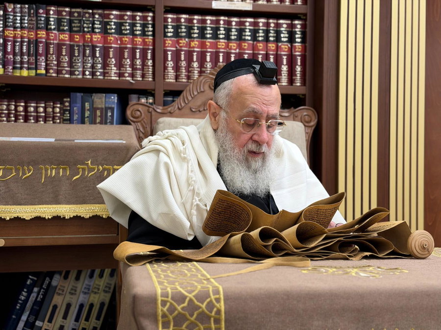 קריאת המגילה במעונו של הראשון לציון הגאון רבי יצחק יוסף | צפו בתיעוד