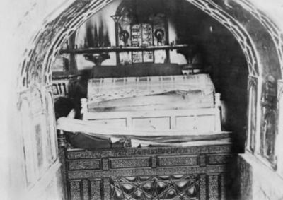 קבר מרדכי ואסתר בהמדאן, איראן, במהלך עבודות שיפוץ בשנים 1920-1959