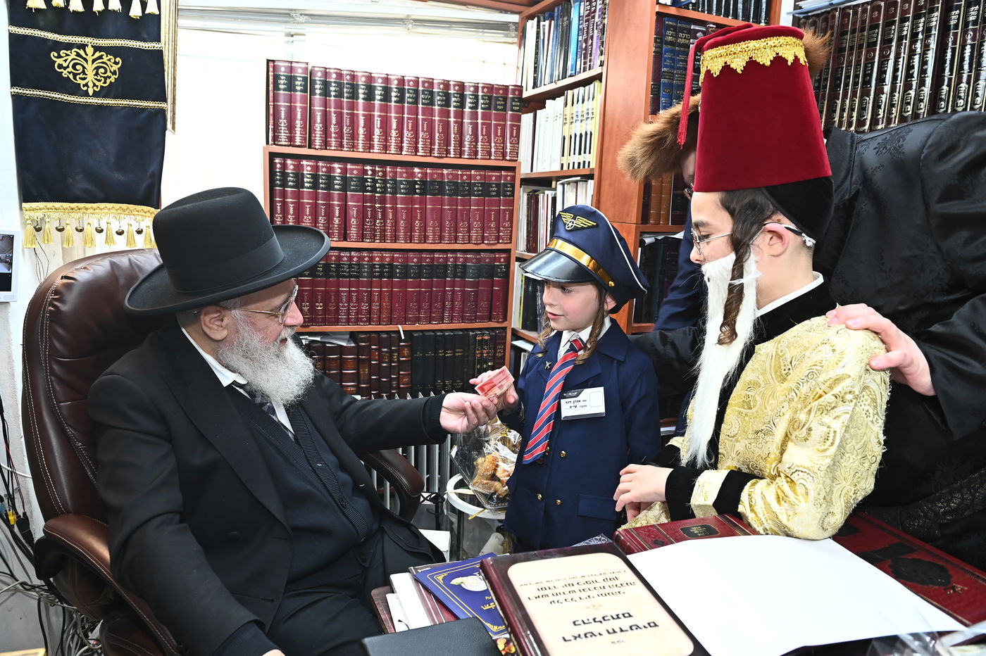 הראשל"צ הגר"י יוסף בפורים