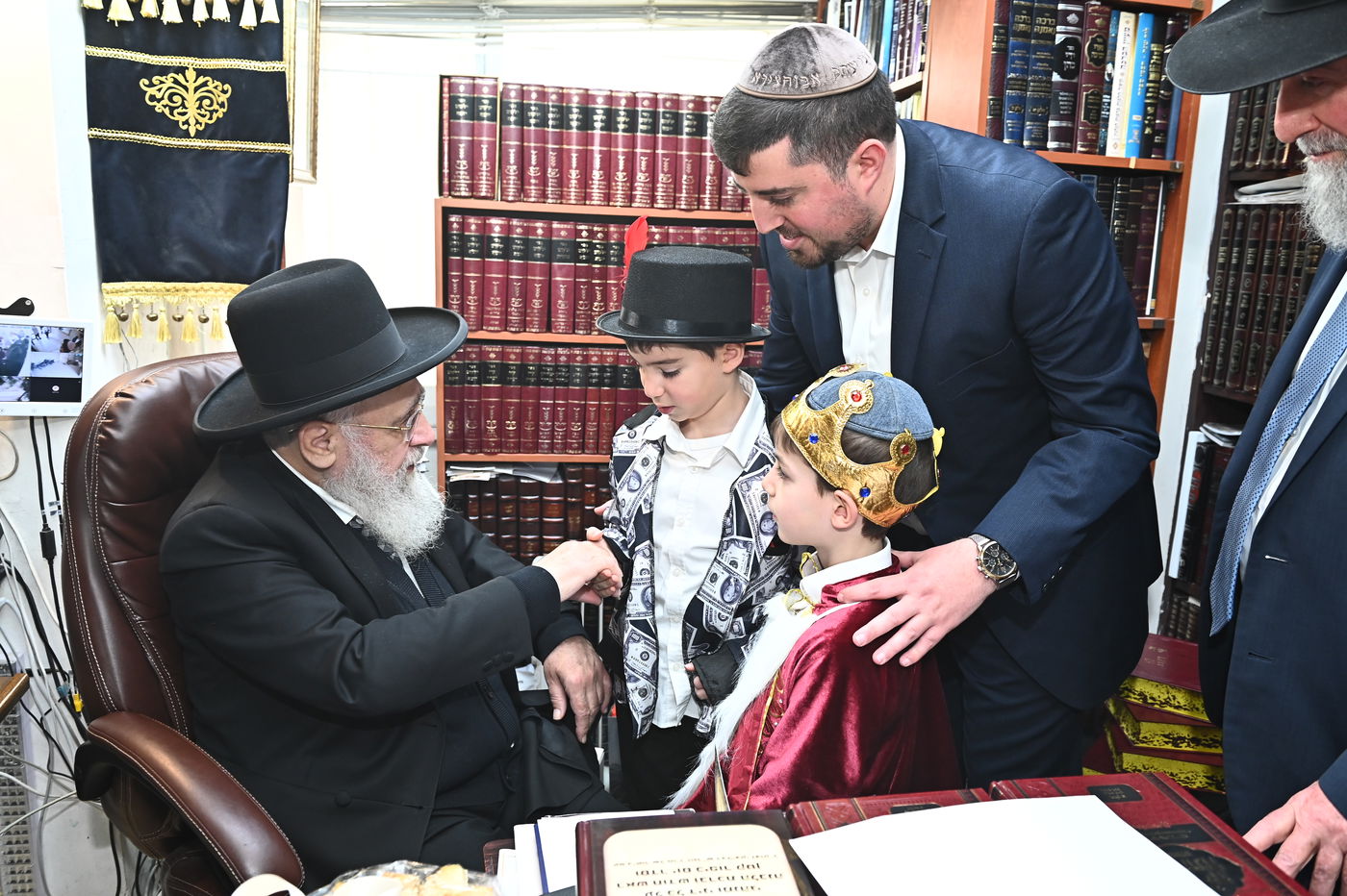 הראשל"צ הגר"י יוסף בפורים