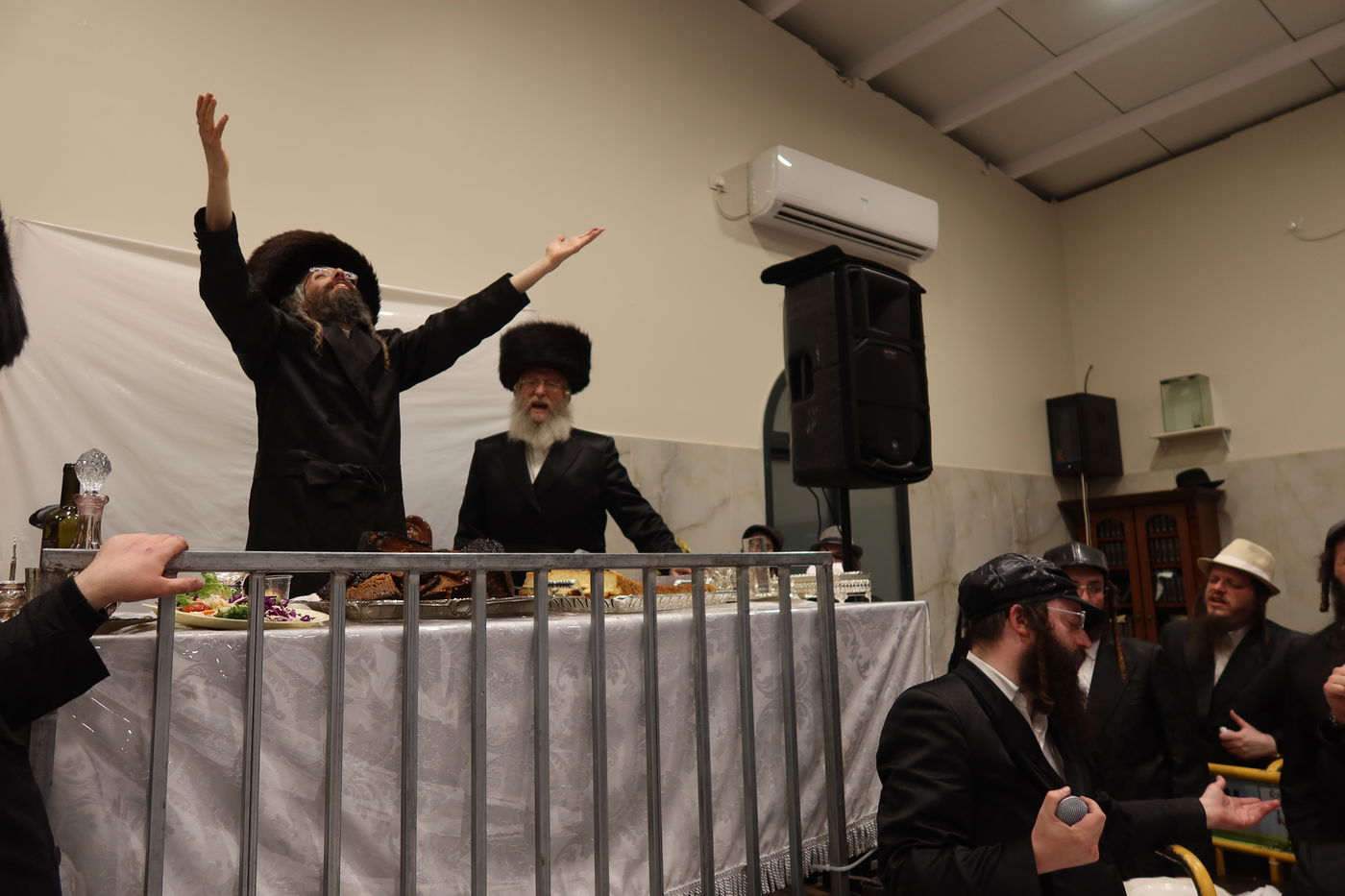 פורים בחצה"ק זוועהיל