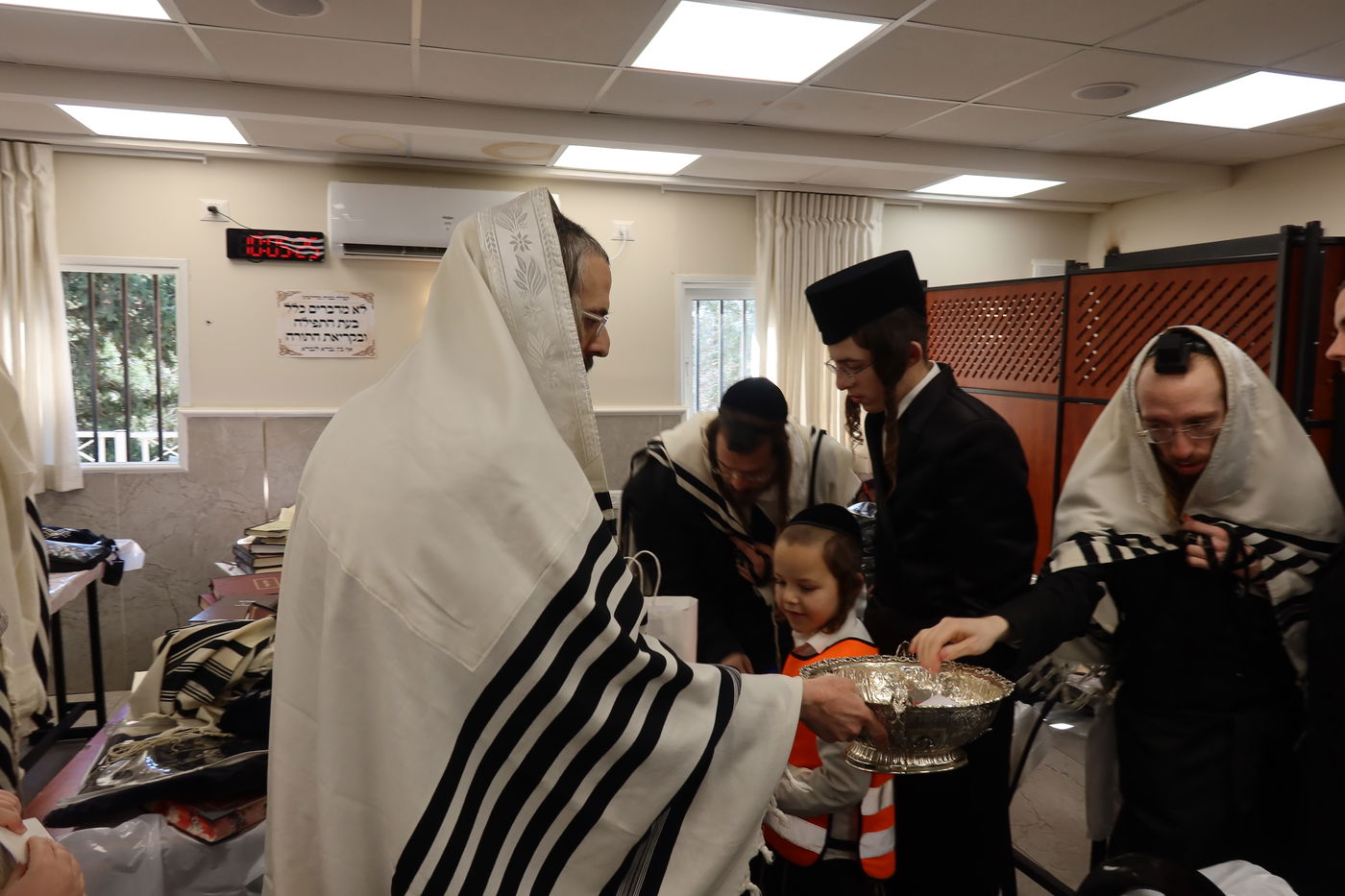 פורים בחצה"ק זוועהיל