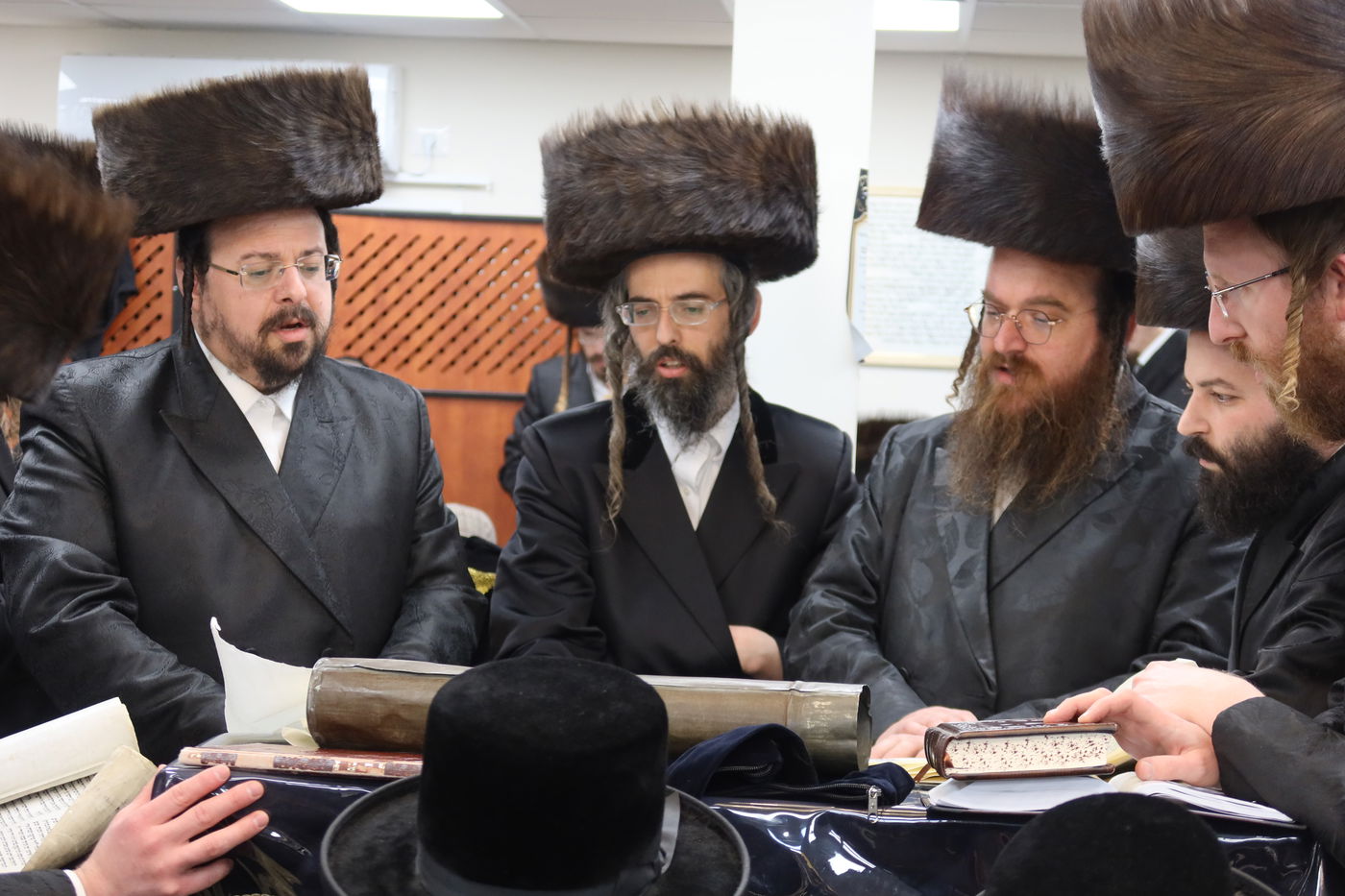 פורים בחצה"ק זוועהיל