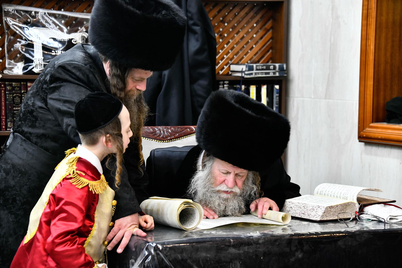 האדמו"ר מקוזמיר בקריאת המגילה