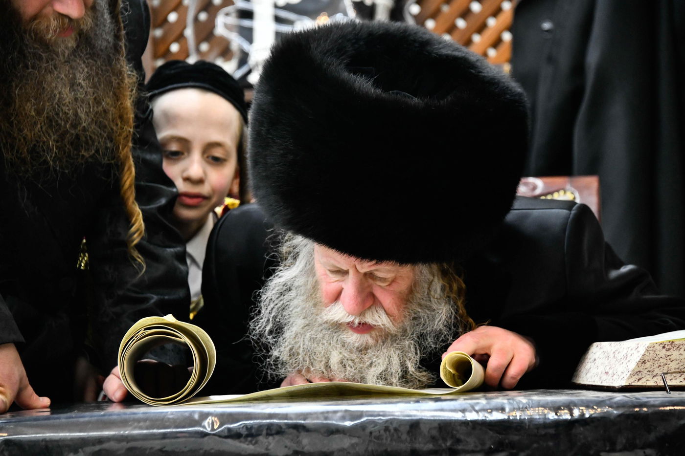 האדמו"ר מקוזמיר בקריאת המגילה