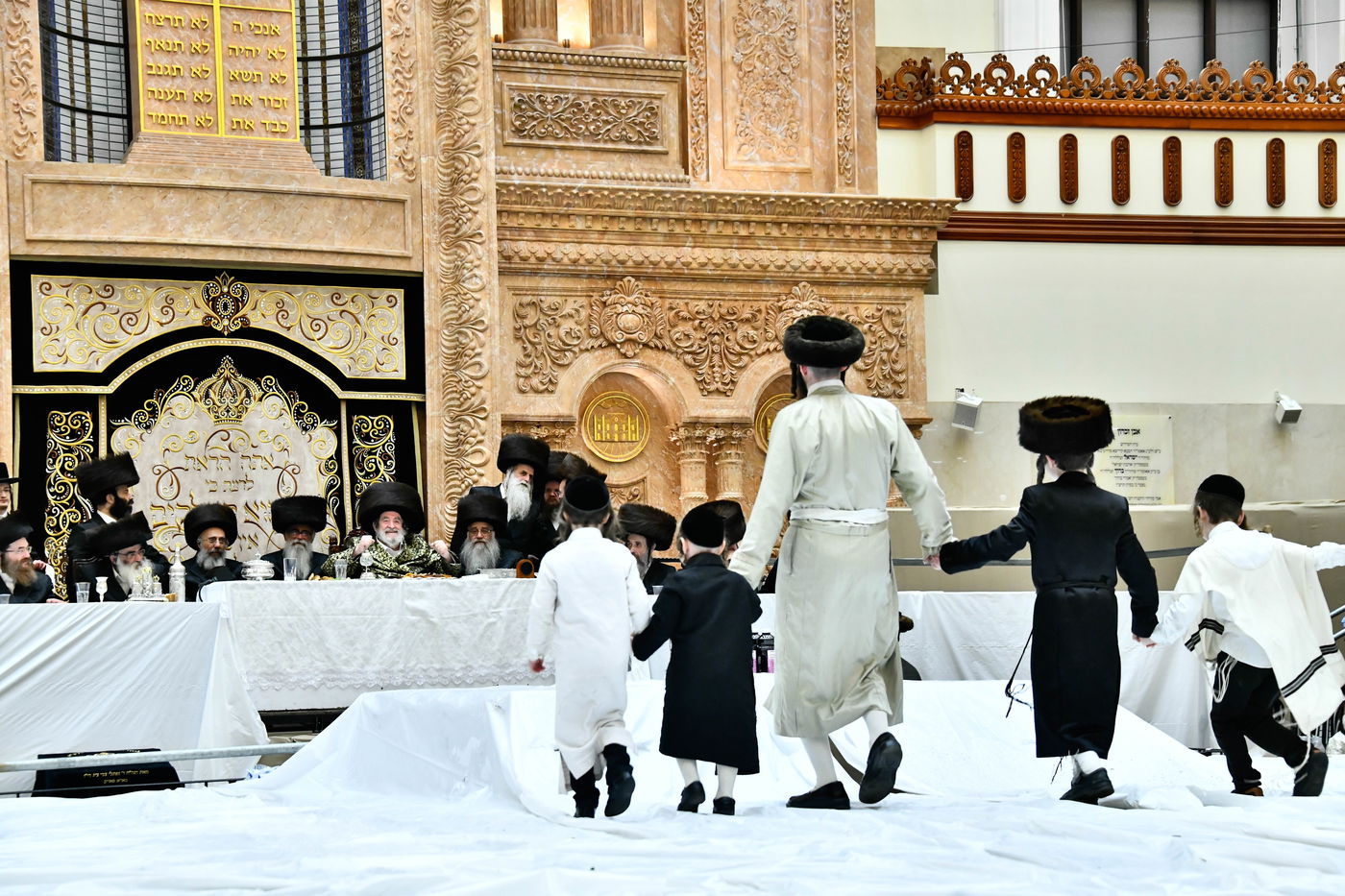 פורים בחצה"ק ויז'ניץ