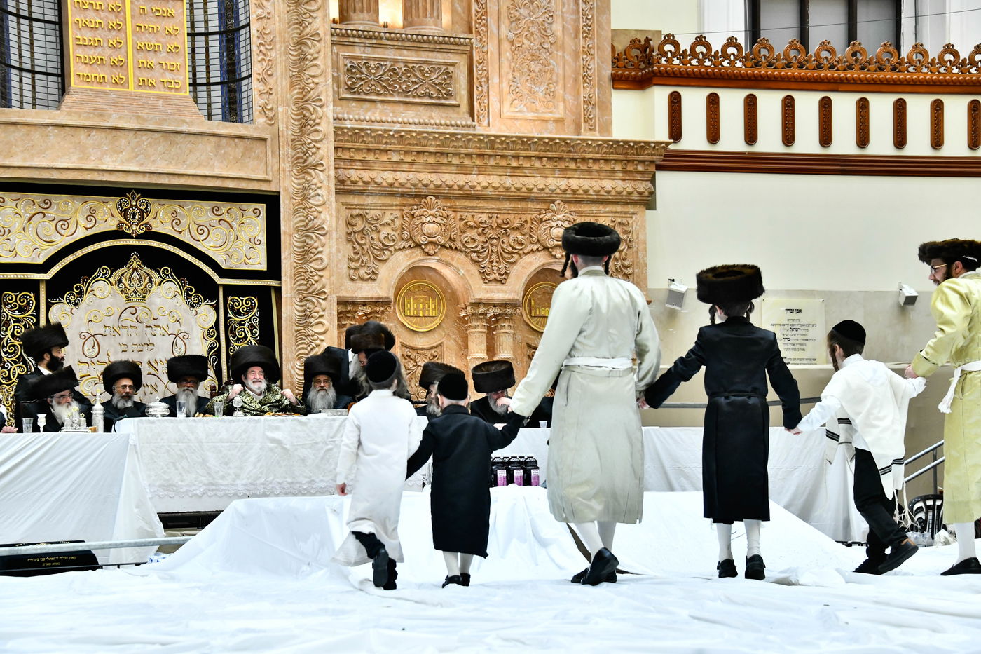 פורים בחצה"ק ויז'ניץ