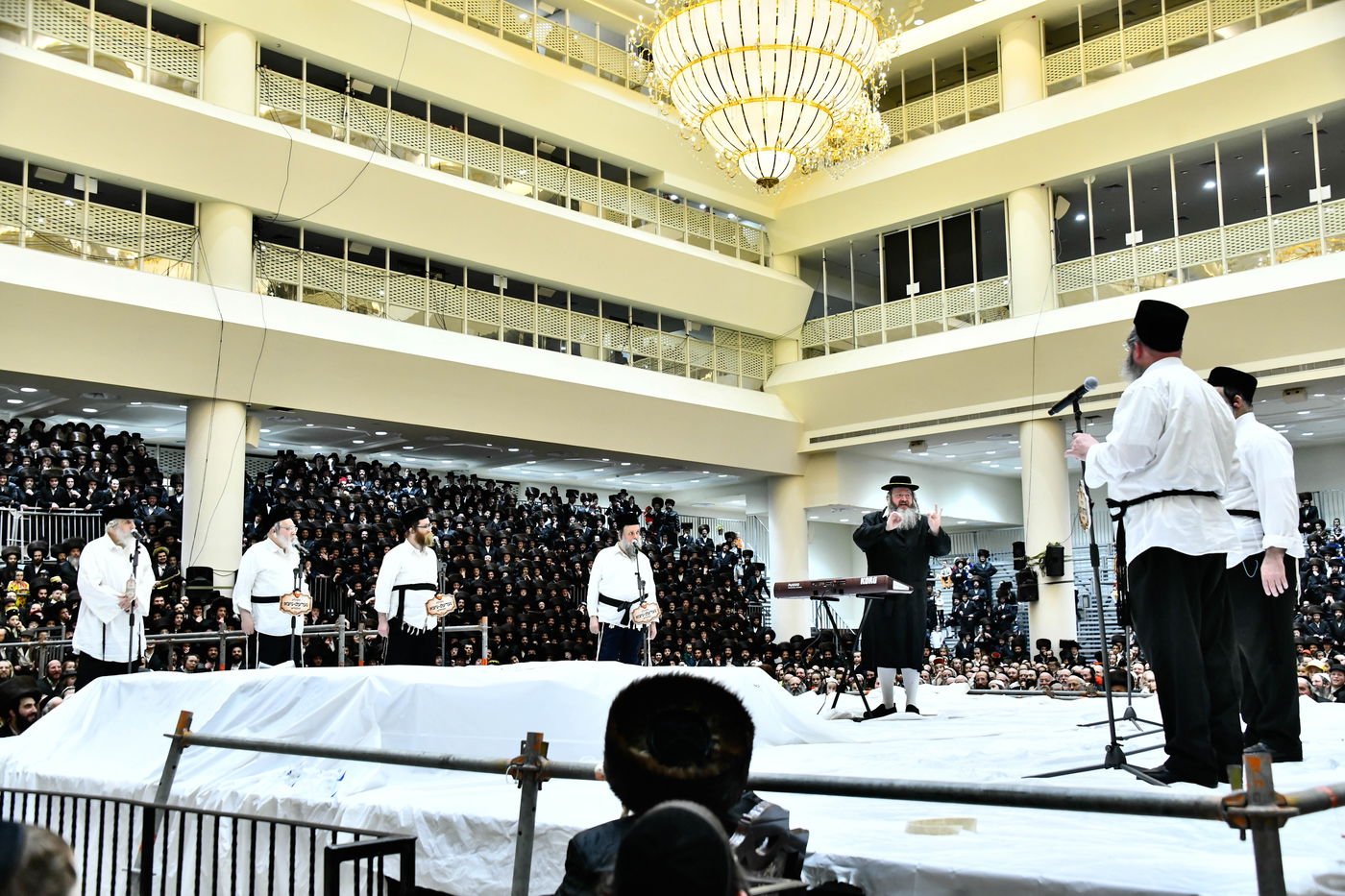 מאיר אדלר וחברי המקהלה המיוחדת בפורים בחצה"ק ויז'ניץ