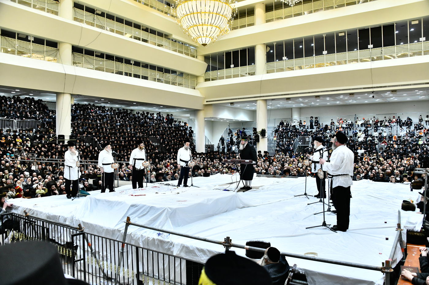 מאיר אדלר וחברי המקהלה המיוחדת בפורים בחצה"ק ויז'ניץ