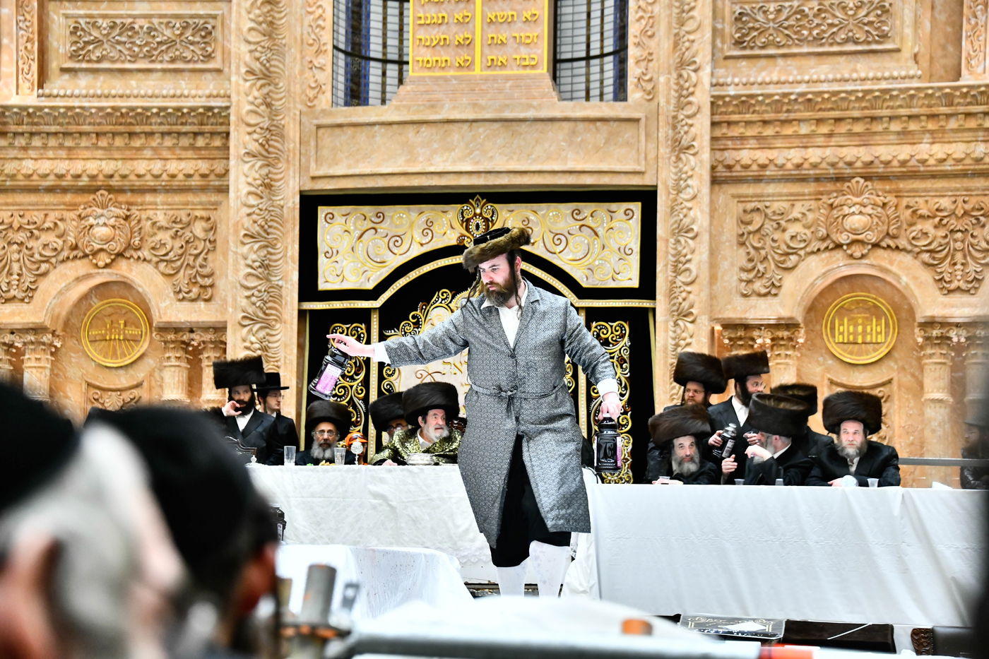 העסקן דודי פולק על השולחן בפורים בחצה"ק ויז'ניץ