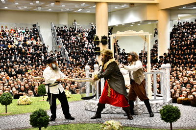 פורים שפיל (הצגה) בחצה"ק ויז'ניץ