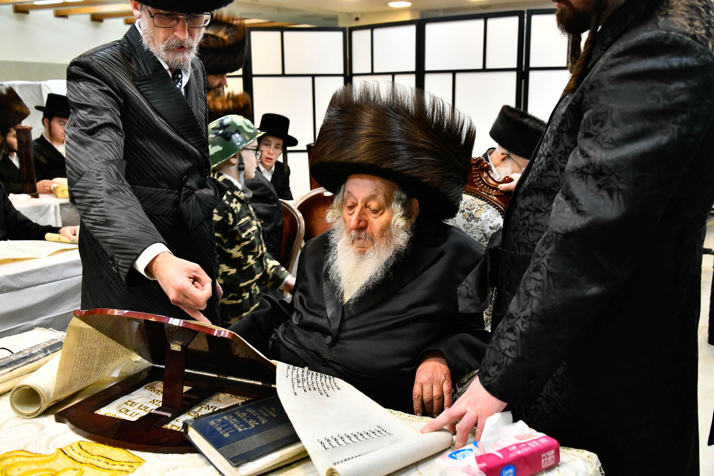 קריאת המגילה בחצה"ק נאראל