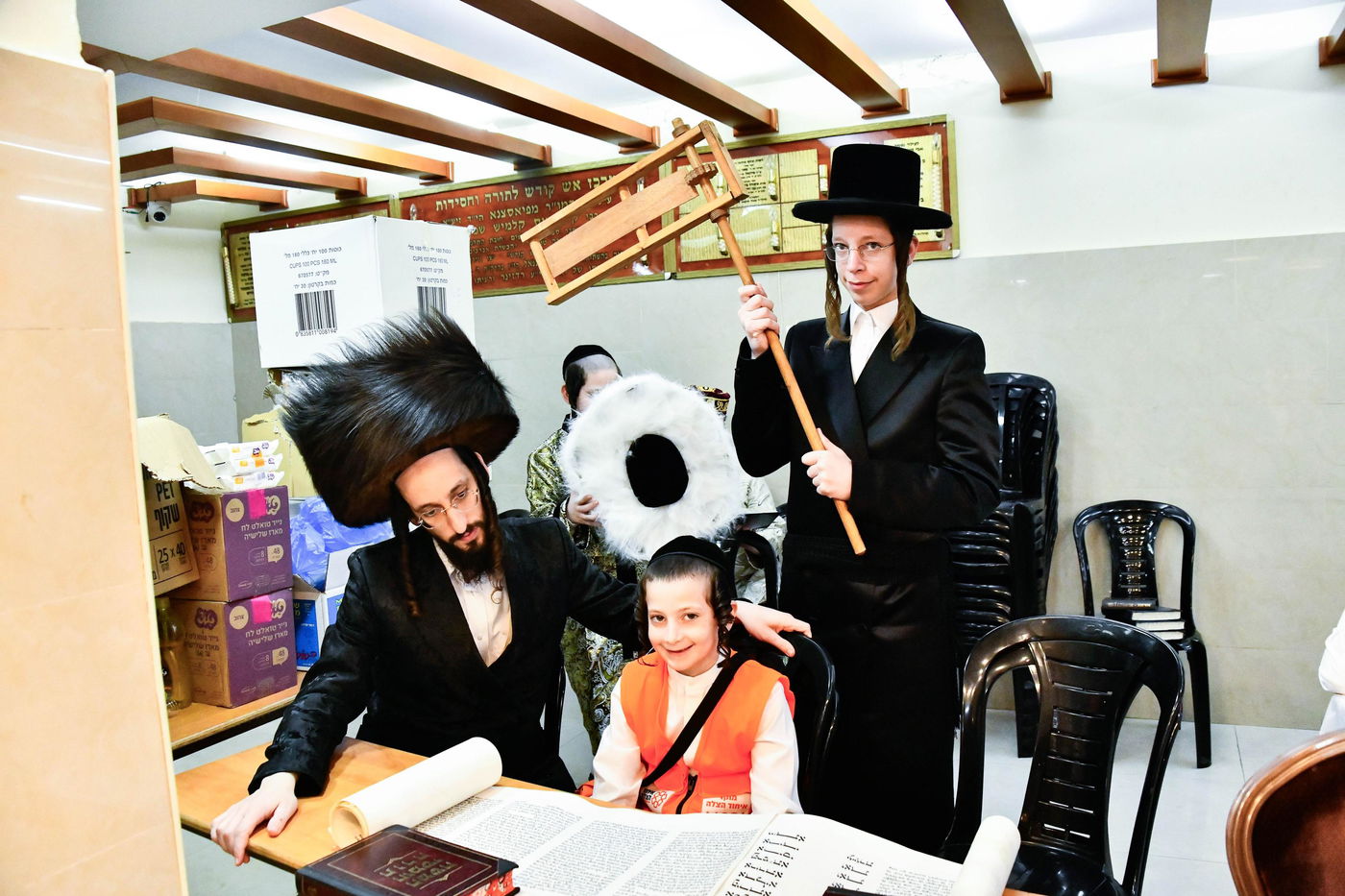 קריאת המגילה בחצה"ק נאראל