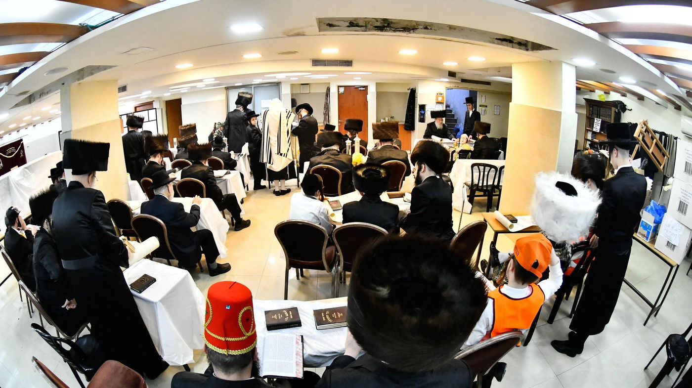 קריאת המגילה בחצה"ק נאראל