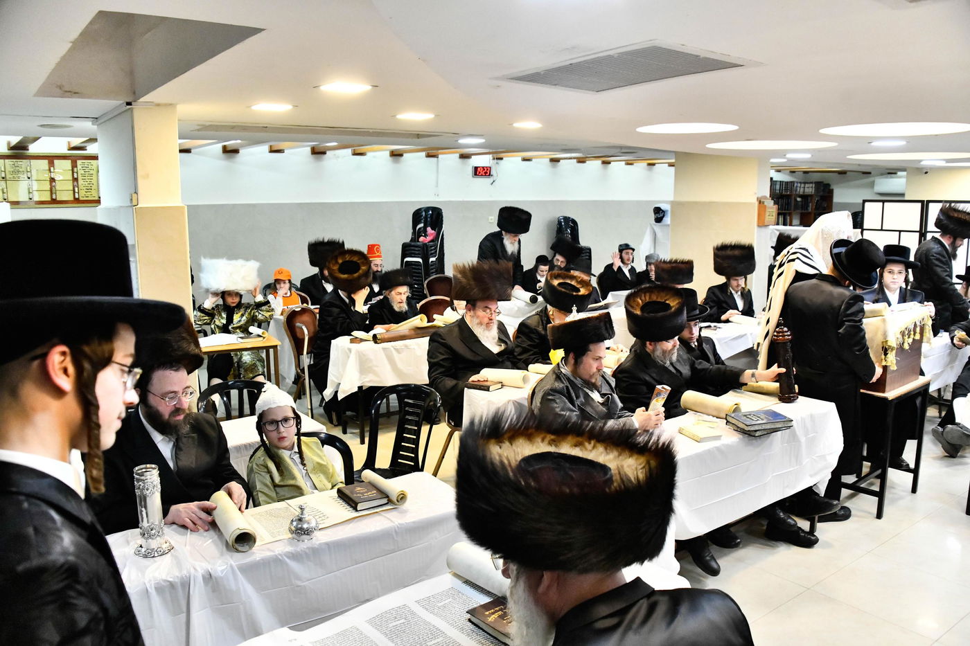 קריאת המגילה בחצה"ק נאראל