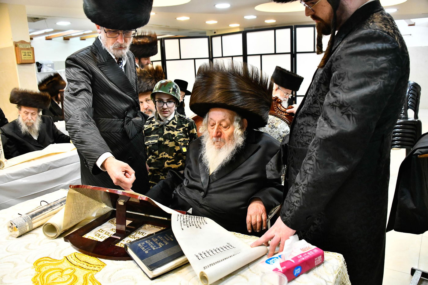 קריאת המגילה בחצה"ק נאראל