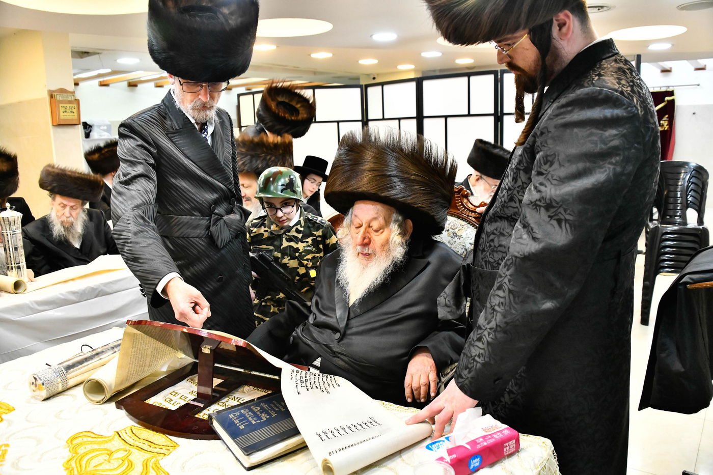 קריאת המגילה בחצה"ק נאראל