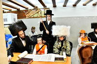 קריאת המגילה בחצה"ק נאראל