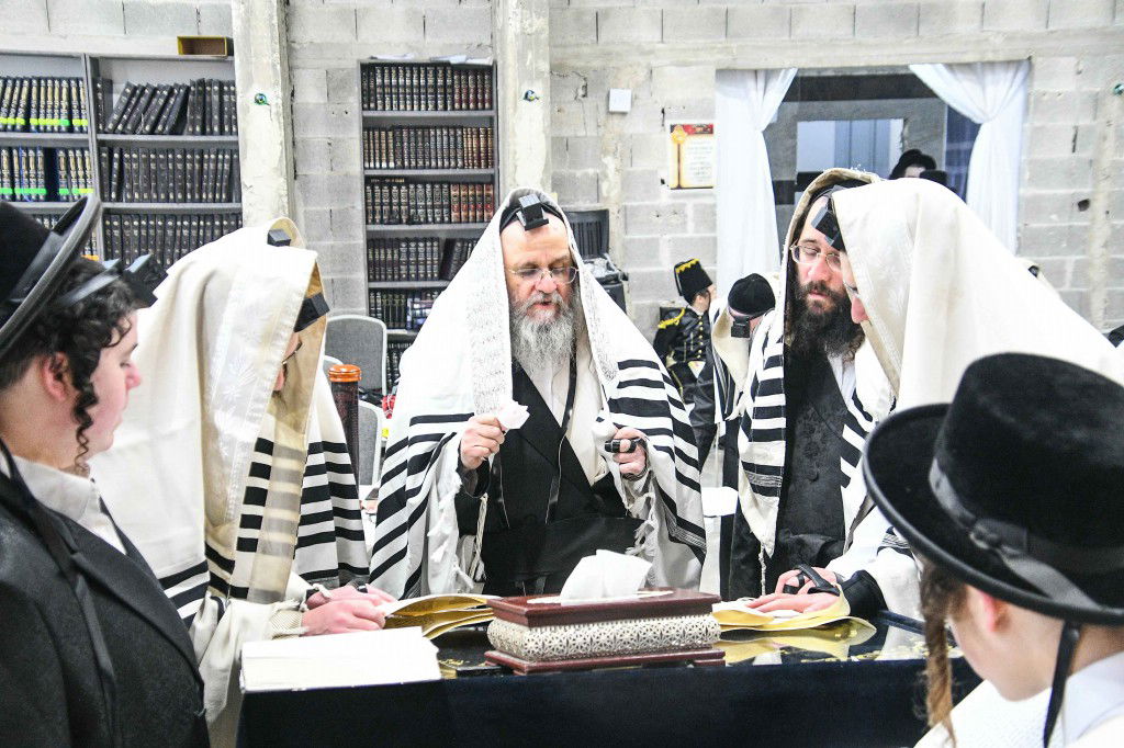 האדמו"ר מדינוב בקריאת המגילה