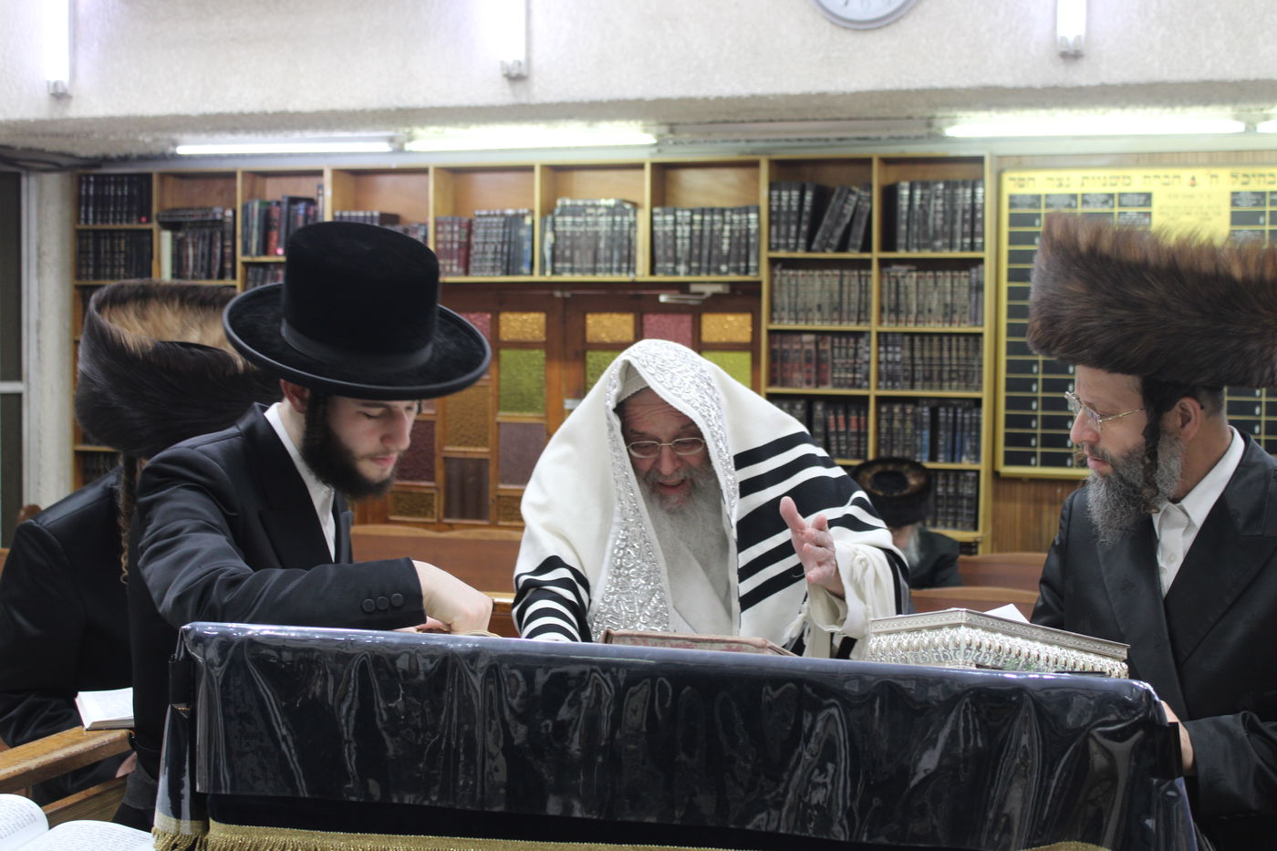 האדמו"ר מקומרנא בקריאת המגילה