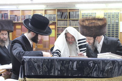 האדמו"ר מקומרנא בקריאת המגילה