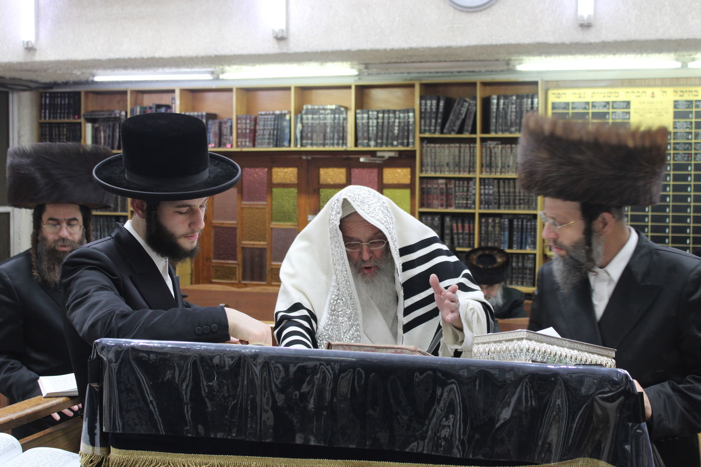 האדמו"ר מקומרנא בקריאת המגילה